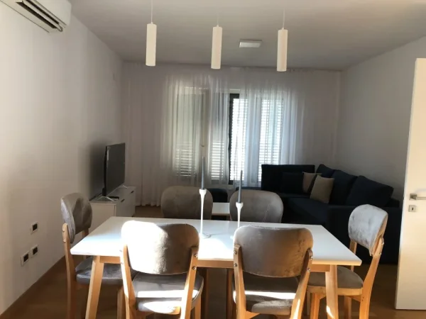 Tirane, jepet me qera apartament 2+1+Ballkon Kati 2, 120 m² 500 € (Pallati Grand)