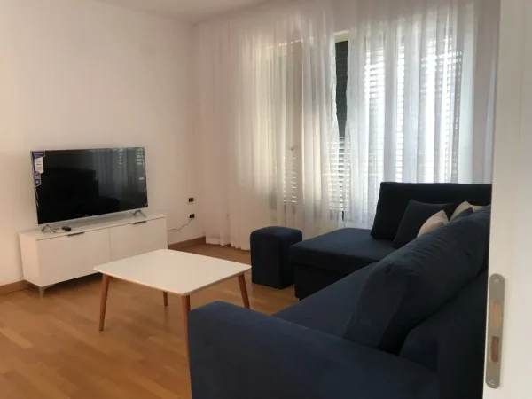 Tirane, jepet me qera apartament 2+1+Ballkon Kati 2, 120 m² 500 € (Pallati Grand)