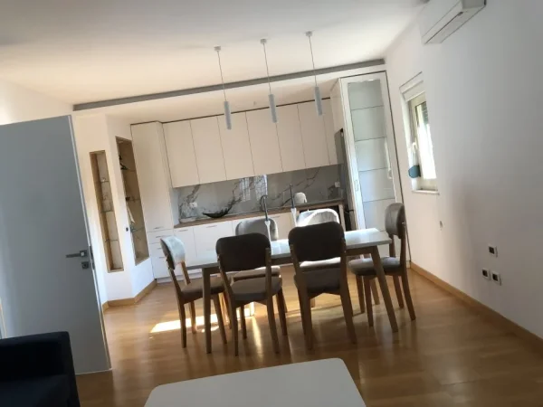Tirane, jepet me qera apartament 2+1+Ballkon Kati 2, 120 m² 500 € (Pallati Grand)