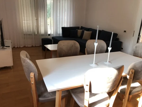 Tirane, jepet me qera apartament 2+1+Ballkon Kati 2, 120 m² 500 € (Pallati Grand)