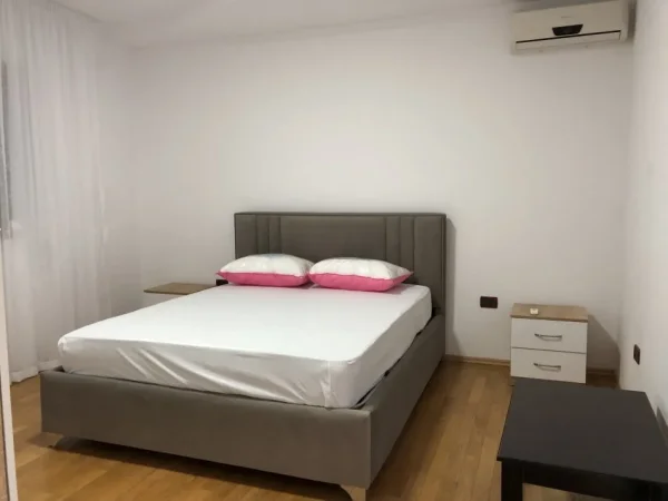 Tirane, jepet me qera apartament 2+1+Ballkon Kati 2, 120 m² 500 € (Pallati Grand)