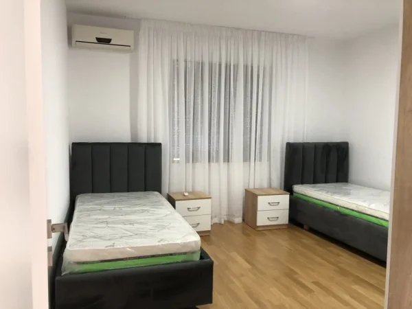 Tirane, jepet me qera apartament 2+1+Ballkon Kati 2, 120 m² 500 € (Pallati Grand)