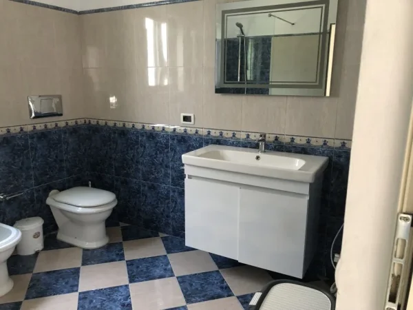 Tirane, jepet me qera apartament 2+1+Ballkon Kati 2, 120 m² 500 € (Pallati Grand)