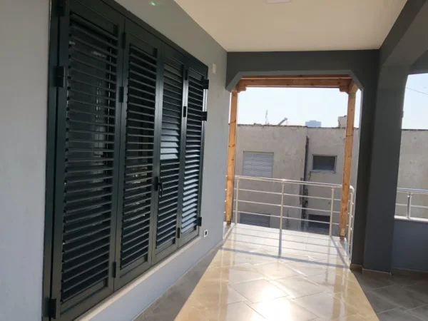 Tirane, jepet me qera apartament 2+1+Ballkon Kati 2, 120 m² 500 € (Pallati Grand)