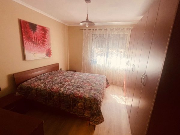 Tirane, jepet me qera apartament 2+1+Ballkon Kati 4, 75 m² 600 € 