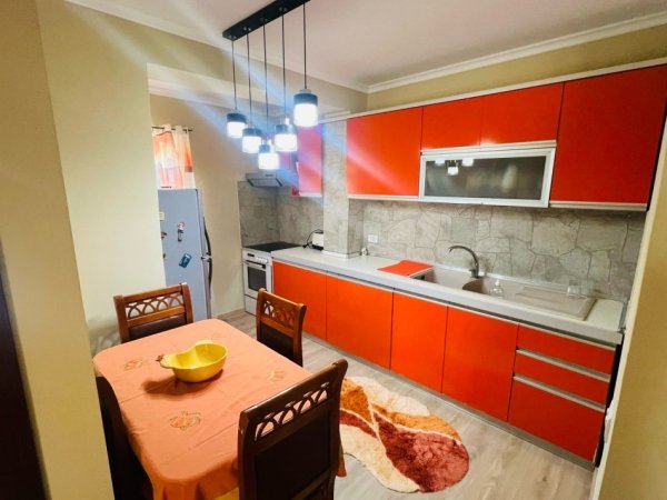 Tirane, jepet me qera apartament 2+1+Ballkon Kati 4, 75 m² 600 € 