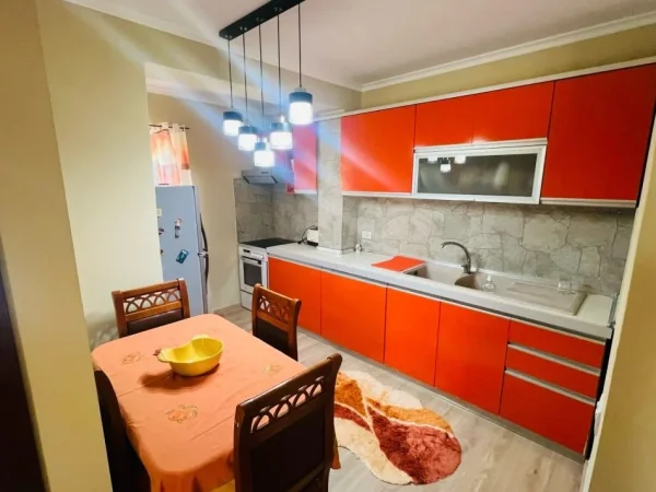 Tirane, jepet me qera apartament 2+1+Ballkon Kati 4, 75 m² 600 € 