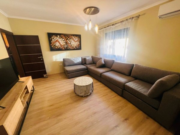 Tirane, jepet me qera apartament 2+1+Ballkon Kati 4, 75 m² 600 € 