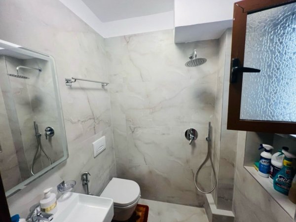 Tirane, jepet me qera apartament 2+1+Ballkon Kati 4, 75 m² 600 € 