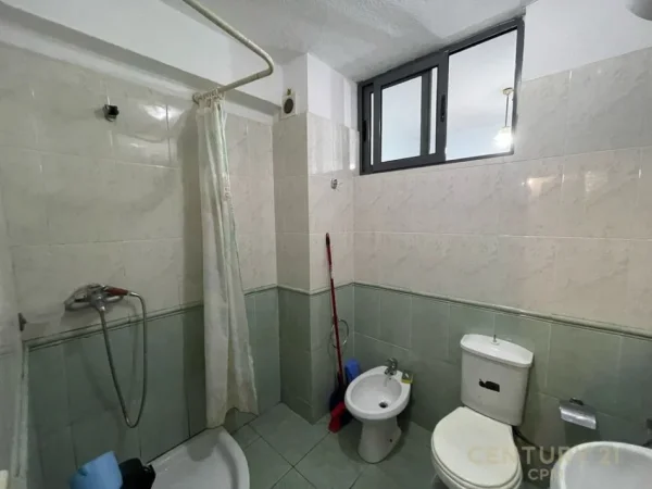 Tirane, jepet me qera apartament 1+1 Kati 2, 40 m² 330 € 