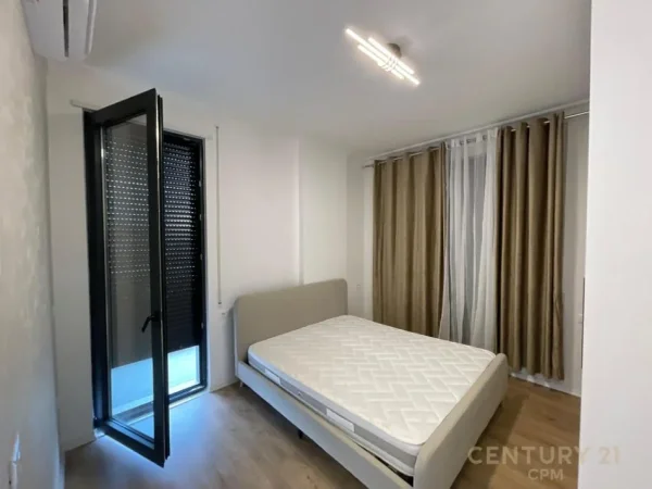 Tirane, jepet me qera apartament 3+1+Ballkon Kati 6, 137 m² 920 € (Rezidenca Erli)