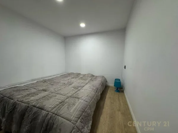 Tirane, jepet me qera vetem 1 dhome 1+1 Kati 9, 450 € 