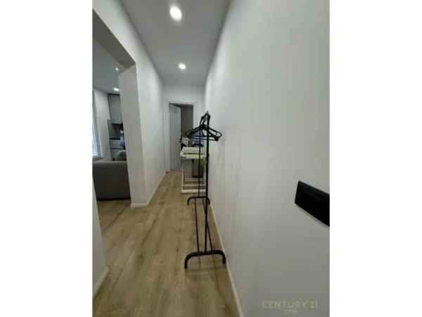 Tirane, jepet me qera vetem 1 dhome 1+1 Kati 9, 450 € 