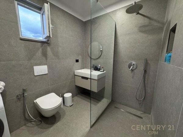 Tirane, jepet me qera vetem 1 dhome 1+1 Kati 9, 450 € 