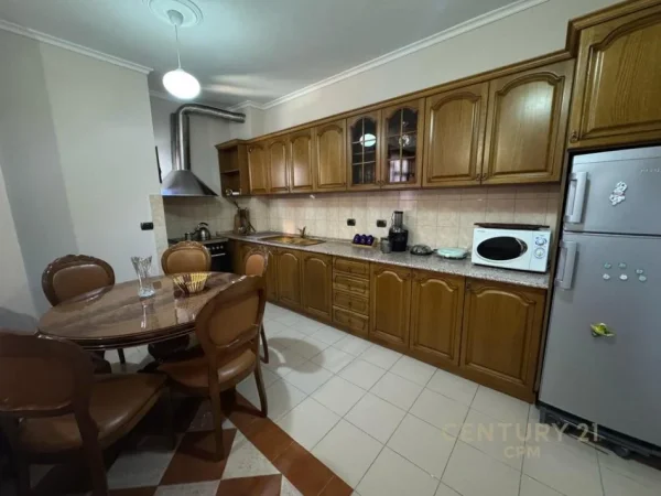 Tirane, jepet me qera apartament 2+1 Kati 3, 102 m² 700 € (Gjimnazi partizani)