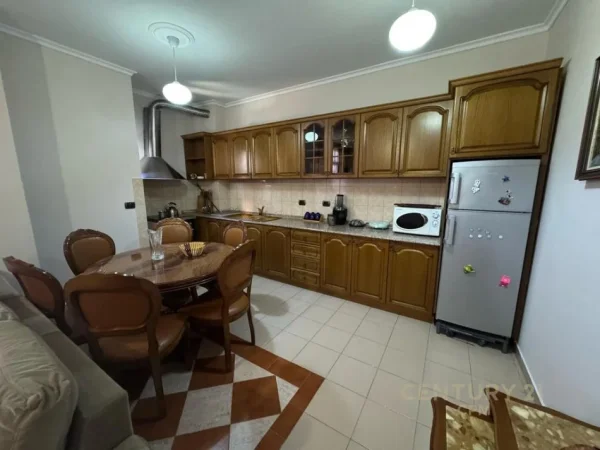 Tirane, jepet me qera apartament 2+1 Kati 3, 102 m² 700 € (Gjimnazi partizani)
