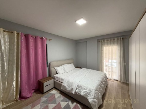 Tirane, jepet me qera apartament 2+1+Ballkon Kati 4, 103 m² 450 € 