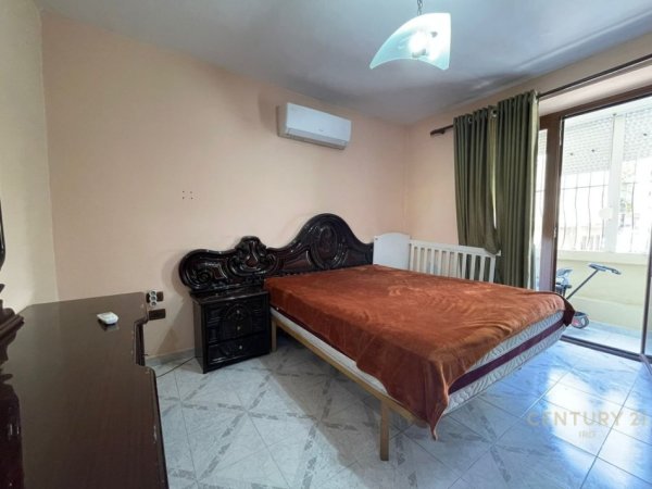 Tirane, jepet me qera apartament 2+1 Kati 2, 100 €