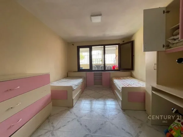 Tirane, jepet me qera apartament 2+1 Kati 2, 100 €