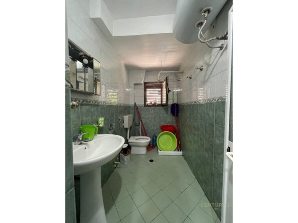 Tirane, jepet me qera apartament 2+1 Kati 2, 100 €