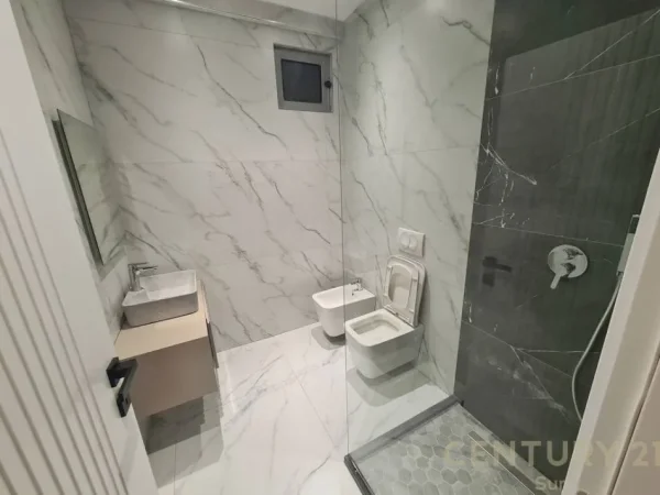 Tirane, jepet me qera apartament 1+1 Kati 8, 80 m² 500 € 