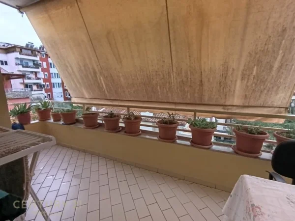 Tirane, jepet me qera apartament 2+1 Kati 3, 120 m² 700 € 