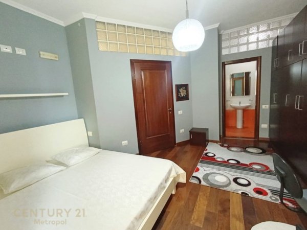 Tirane, jepet me qera apartament 2+1 Kati 3, 120 m² 700 € 