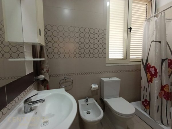 Tirane, jepet me qera apartament 2+1 Kati 3, 120 m² 700 € 