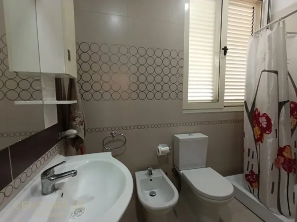 Tirane, jepet me qera apartament 2+1 Kati 3, 120 m² 700 € 