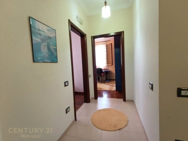 Tirane, jepet me qera apartament 2+1 Kati 3, 120 m² 700 € 