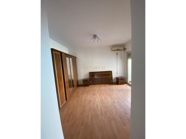 Tirane, jepet me qera apartament 2+1 Kati 2, 110 m² 550 € 