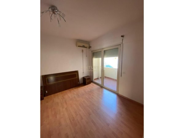 Tirane, jepet me qera apartament 2+1 Kati 2, 110 m² 550 € 