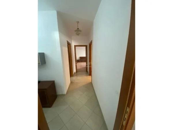 Tirane, jepet me qera apartament 2+1 Kati 2, 110 m² 550 € 