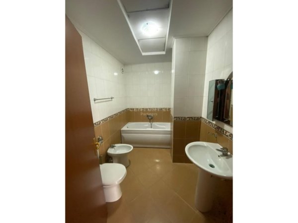 Tirane, jepet me qera apartament 2+1 Kati 2, 110 m² 550 € 