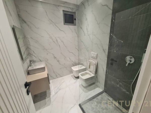 Tirane, jepet me qera apartament 1+1 Kati 8, 80 m² 500 € (Unaza e Re)