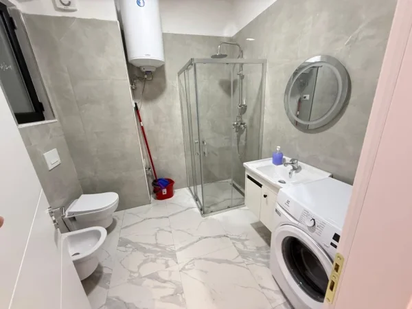 Tirane, jepet me qera apartament 1+1+Ballkon Kati 5, 65 m² 450 € (Boulevard kashar)