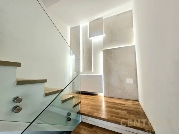 Tirane, shes Vile 3+1+Aneks+Ballkon Kati 3, 404 m² 700.000 € (TEG)