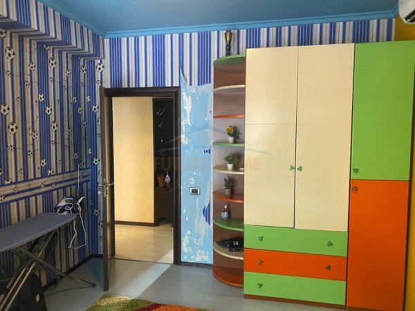 Tirane, jepet me qera apartament 2+1 Kati 2, 110 m² 700 € (ISH EKSPOZITA)