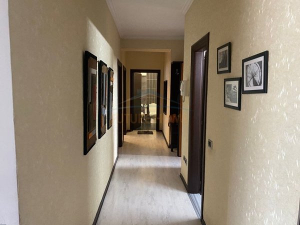 Tirane, jepet me qera apartament 2+1 Kati 2, 110 m² 700 € (ISH EKSPOZITA)