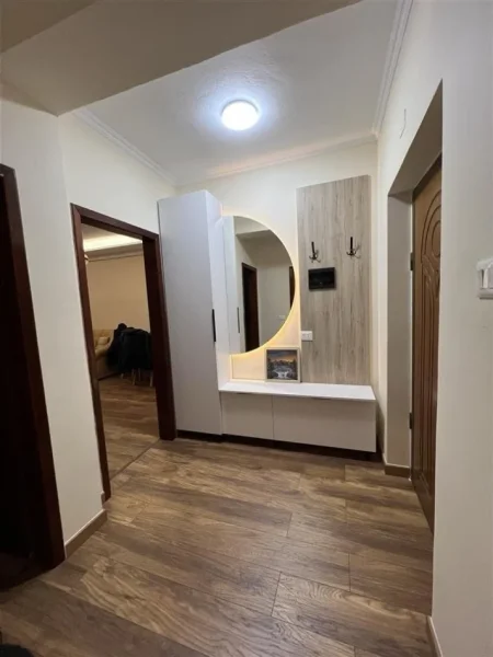 Tirane, jepet me qera apartament 1+1 Kati 1, 68 m² 570 € (rruga vllazen huta)