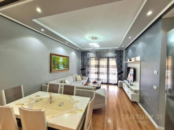 Tirane, jepet me qera apartament 2+1+BLK Kati 5, 105 m² 520 Euro (Green City)