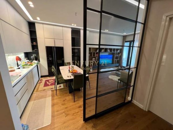 Tirane, jepet me qera apartament 2+1+BLK Kati 10, 100 m² 1.100 Euro (Kompleksi Square 21)