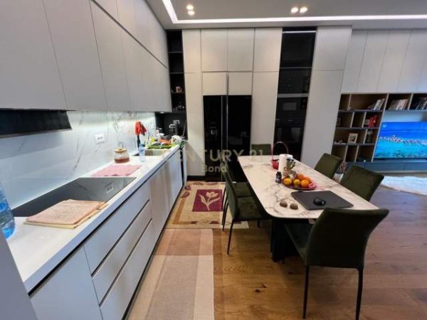 Tirane, jepet me qera apartament 2+1+BLK Kati 10, 100 m² 1.100 Euro (Kompleksi Square 21)