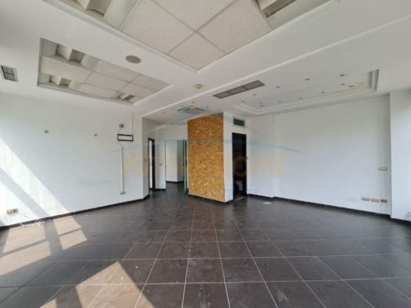 Tirane, ambjent biznesi Kati 0, 419 m² 4.500 Euro (Bulevardi Zhan Dark)