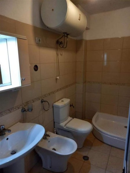 Tirane, jepet me qera garsonier 1+1 Kati 1, 40 m² 25.000 Leke (MYSLYM SHYRI)