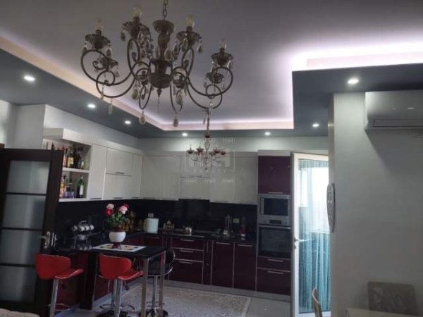 Tirane, jepet me qera apartament 2+1+BLK Kati 1, 120 m² 500 Euro (Porcelan)