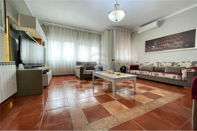 Tirane, jepet me qera apartament 150 m² 700 Euro (shkolla baletit)