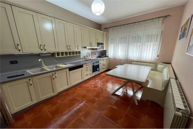 Tirane, jepet me qera apartament 150 m² 700 Euro (shkolla baletit)
