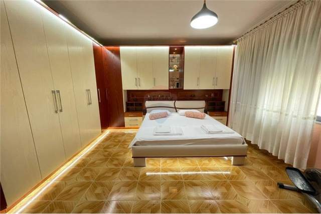 Tirane, jepet me qera apartament 150 m² 700 Euro (shkolla baletit)
