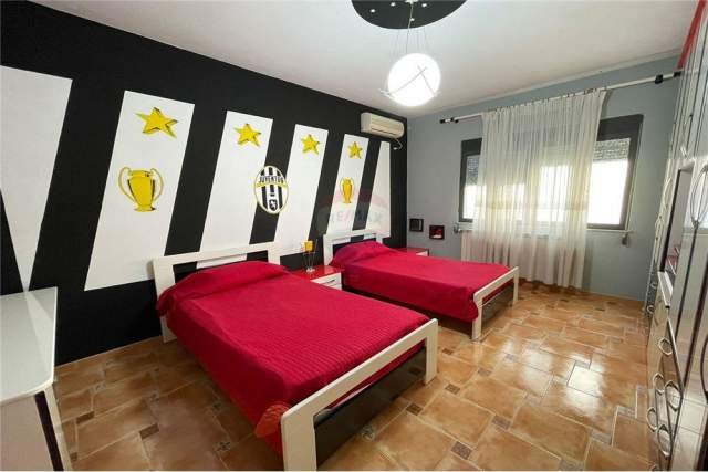 Tirane, jepet me qera apartament 150 m² 700 Euro (shkolla baletit)